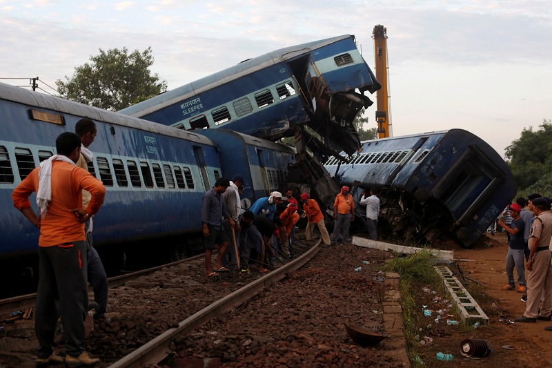 INDIA-RAILDERAILMENT.JPG