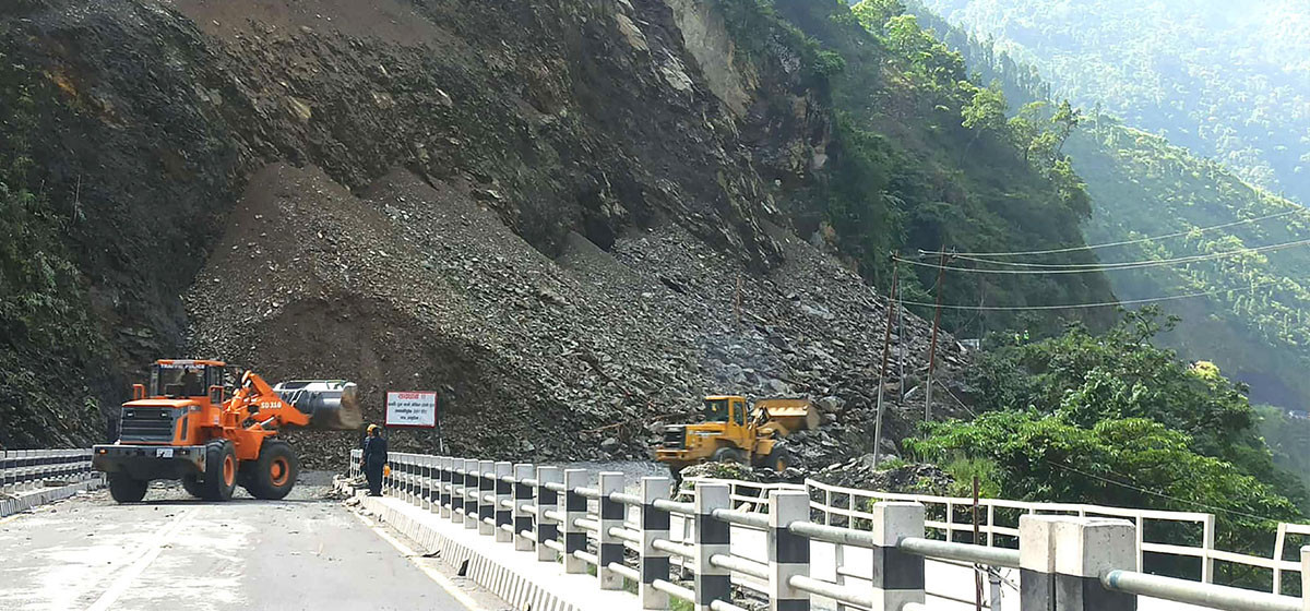 Police providing free bus service to rescue stranded passengers at Tuinkhola