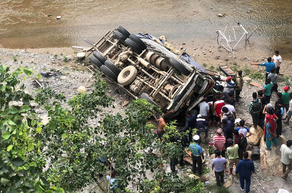 https://republicaimg.nagariknewscdn.com/shared/web/uploads/media/truckmishap.jpg